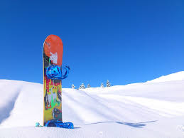 雪山とスノボ板_スノーボード_晴れの雪山