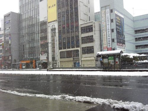 雪が降り続く広島市内 (15日正午過ぎ)