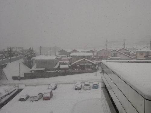 雪が降り続く松江市内 (23日15時過ぎ)